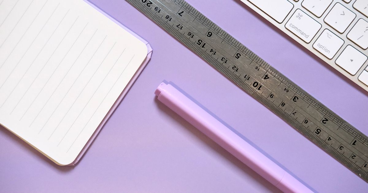 Keyboard dan perlengkapan kerja di atas meja