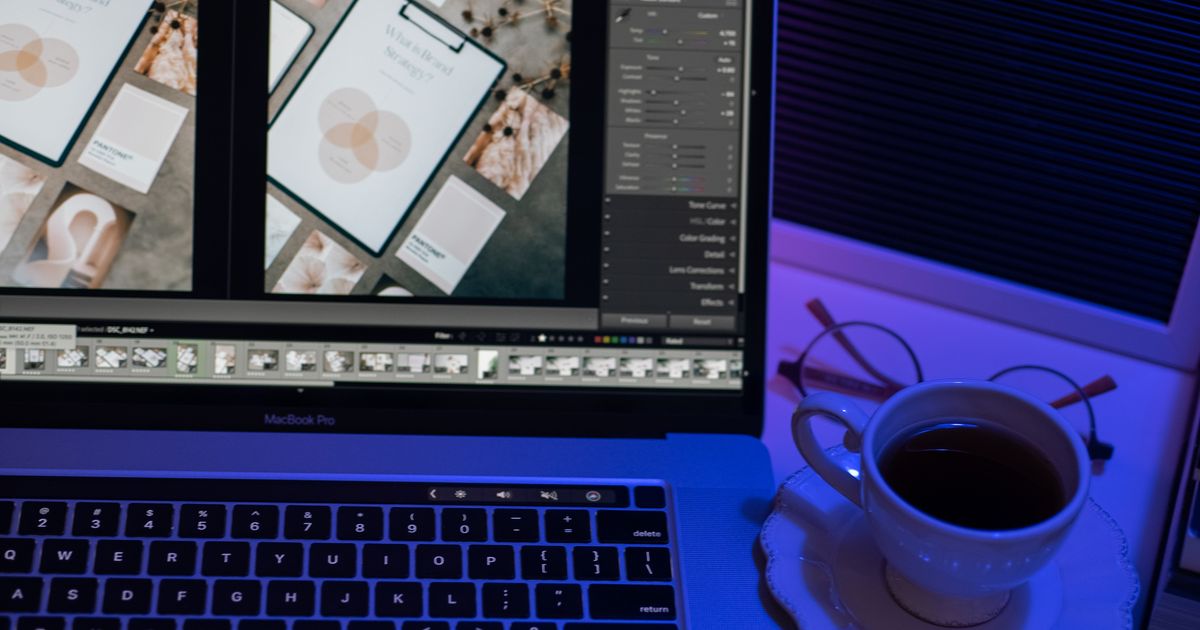 Laptop menampilkan aplikasi pengedit foto di ruang kerja