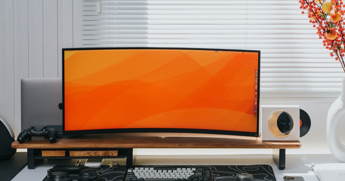 Monitor komputer dengan keyboard dan mouse di meja kerja
